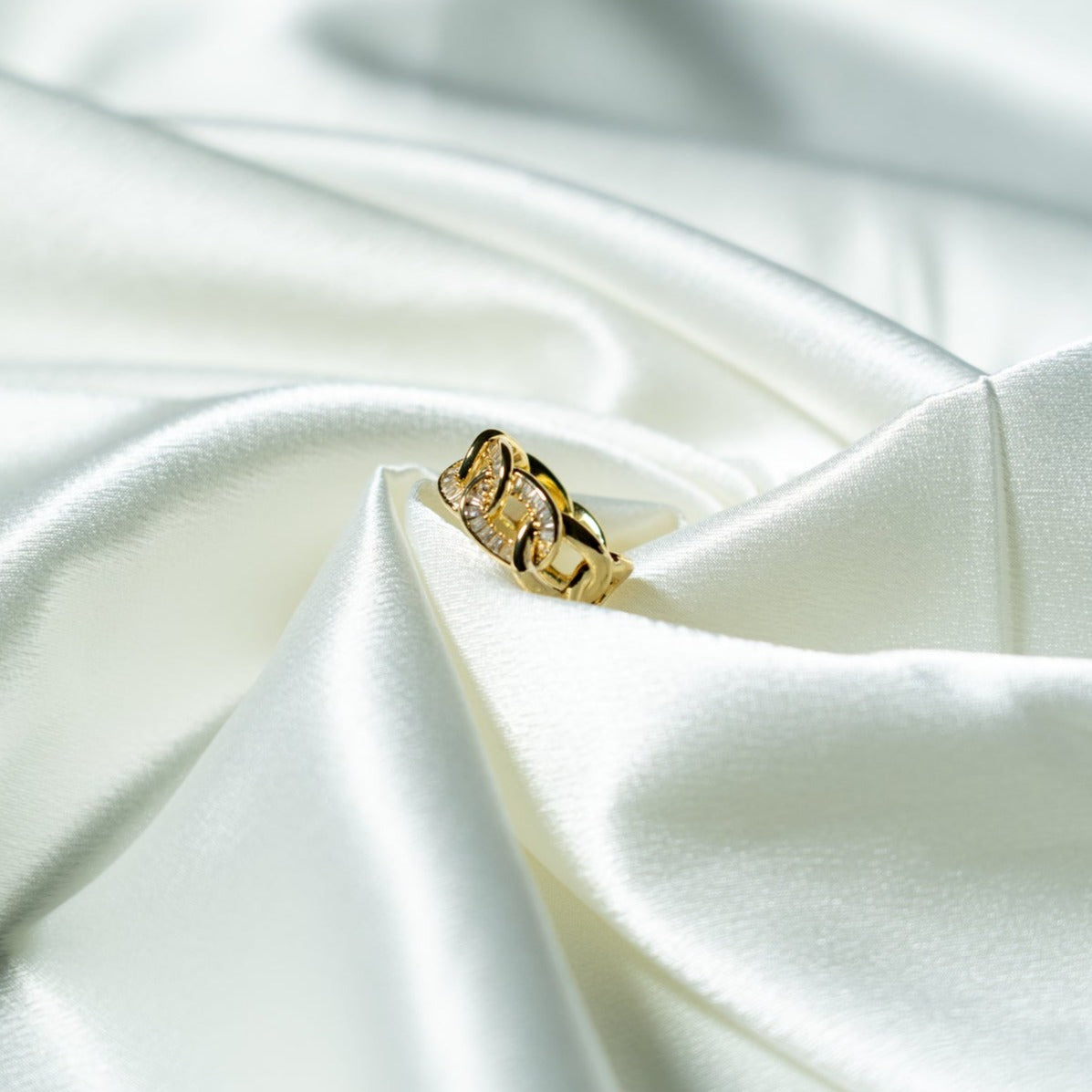 The Glitz & Glamour 18k ring