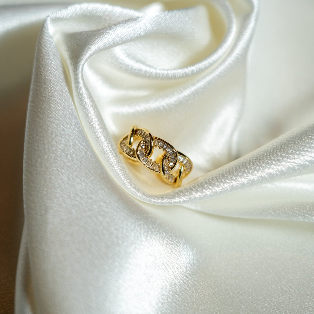 The Glitz & Glamour 18k ring